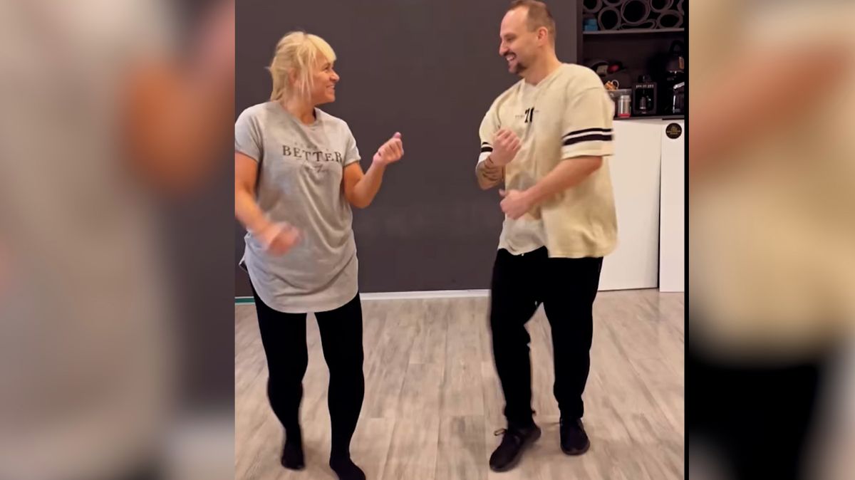 Tomicovou nezastaví ani bolesti: Štíhlá jako laňka zase tančí jako ve StarDance. Mrkněte, jak skotačí vedle Marka Dědika