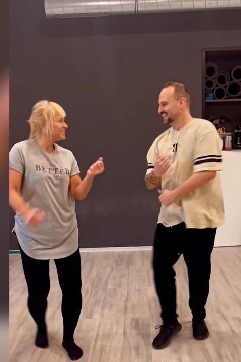 Tomicovou nezastaví ani bolesti: Štíhlá jako laňka zase tančí jako ve StarDance. Mrkněte, jak skotačí vedle Marka Dědika