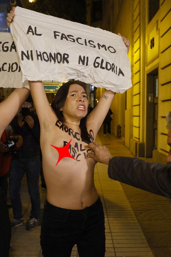 Drzý muž osahával poprsí dívek z hnutí Femen:  Nahá prsa jim mačkal přímo při demonstraci na ulici! - fotka 1/1