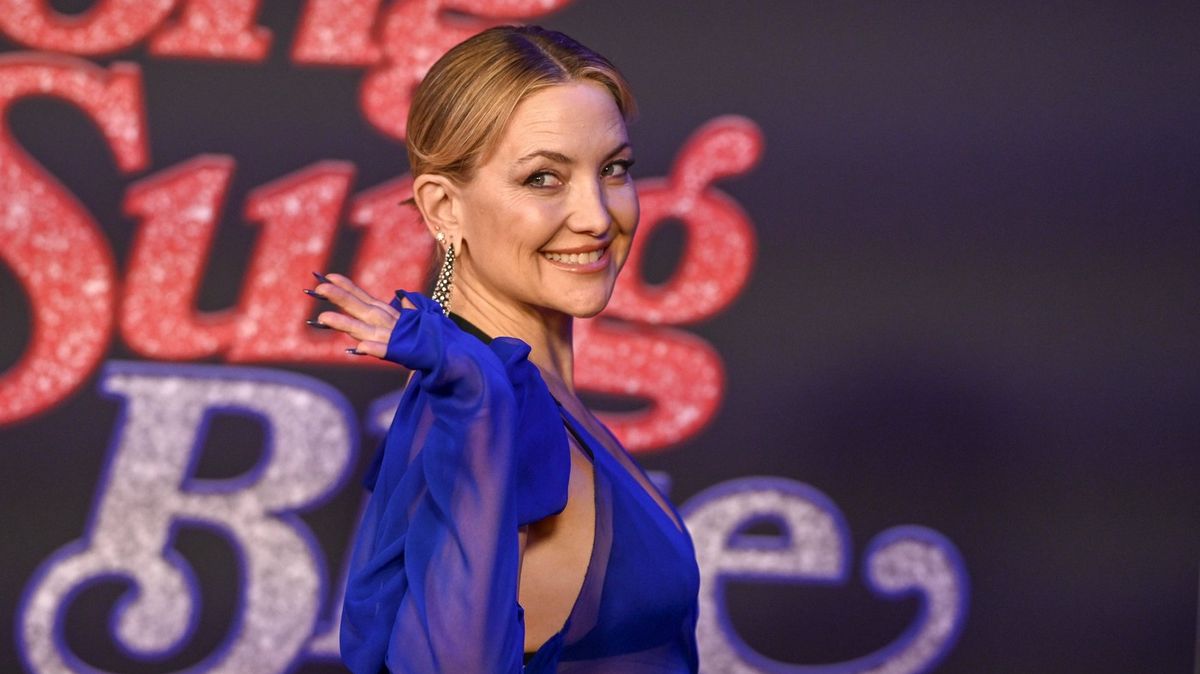 Jako ošklivé plavky s přehozem. Kate Hudson se jen těsně vyhnula módnímu faux pas