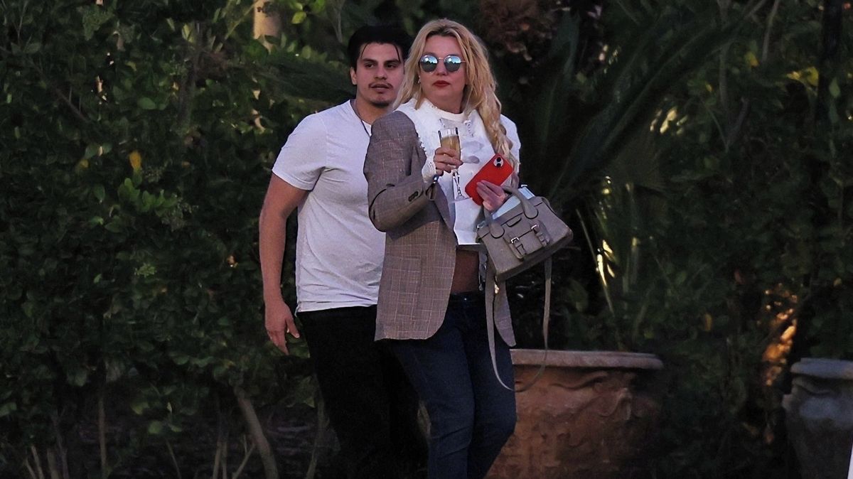 Britney Spears po dlouhé době venku: Z vinárny se sklenkou v ruce rovnou k autu