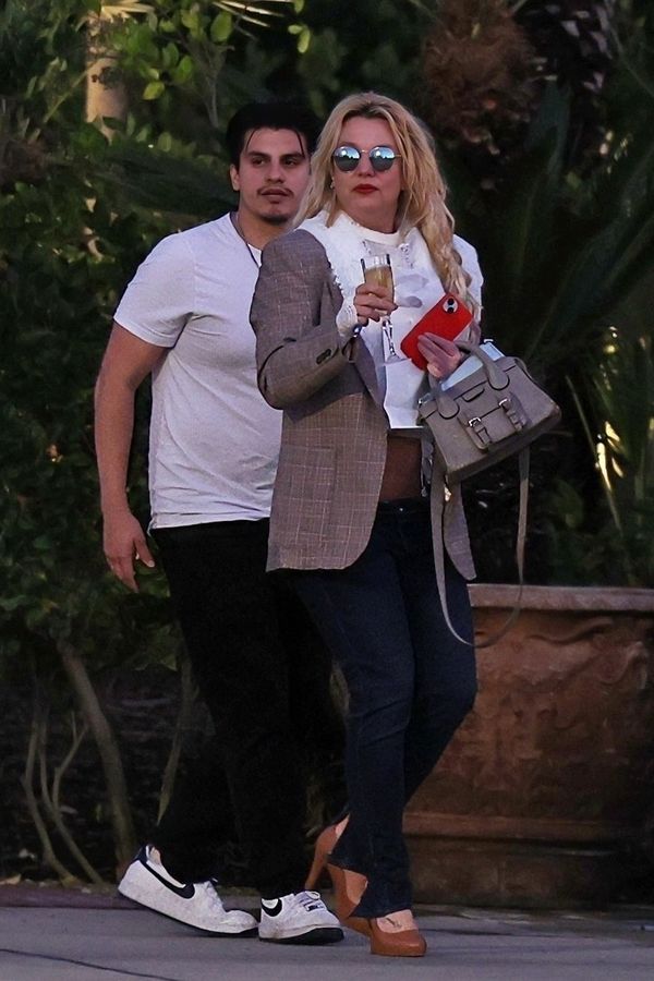 Britney Spears po dlouhé době venku: Z vinárny se sklenkou v ruce rovnou k autu - fotka 1/1