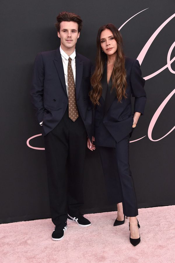 Victoria Beckham si doma z gauče zazpívala se synem megahit Spice Girls. Vokály Davida v závěru vás dostanou! - fotka 1/1