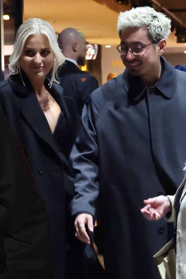 Zamilované pohledy a polibky: Mirai Navrátil ve společnosti s partnerkou. Kráska oblékla hodně sexy róbu - fotka 1/1