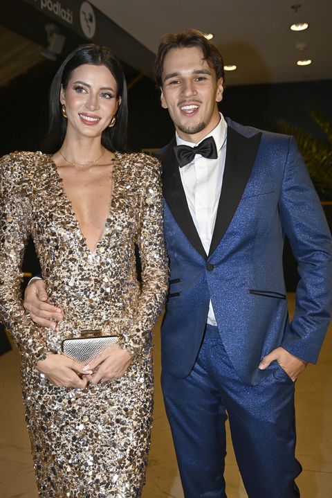 Přehlédnout nešla! Vítězka Love Islandu si nechala prodloužit vlasy a vynesla šaty bez podprsenky s výstřihem k pupíku