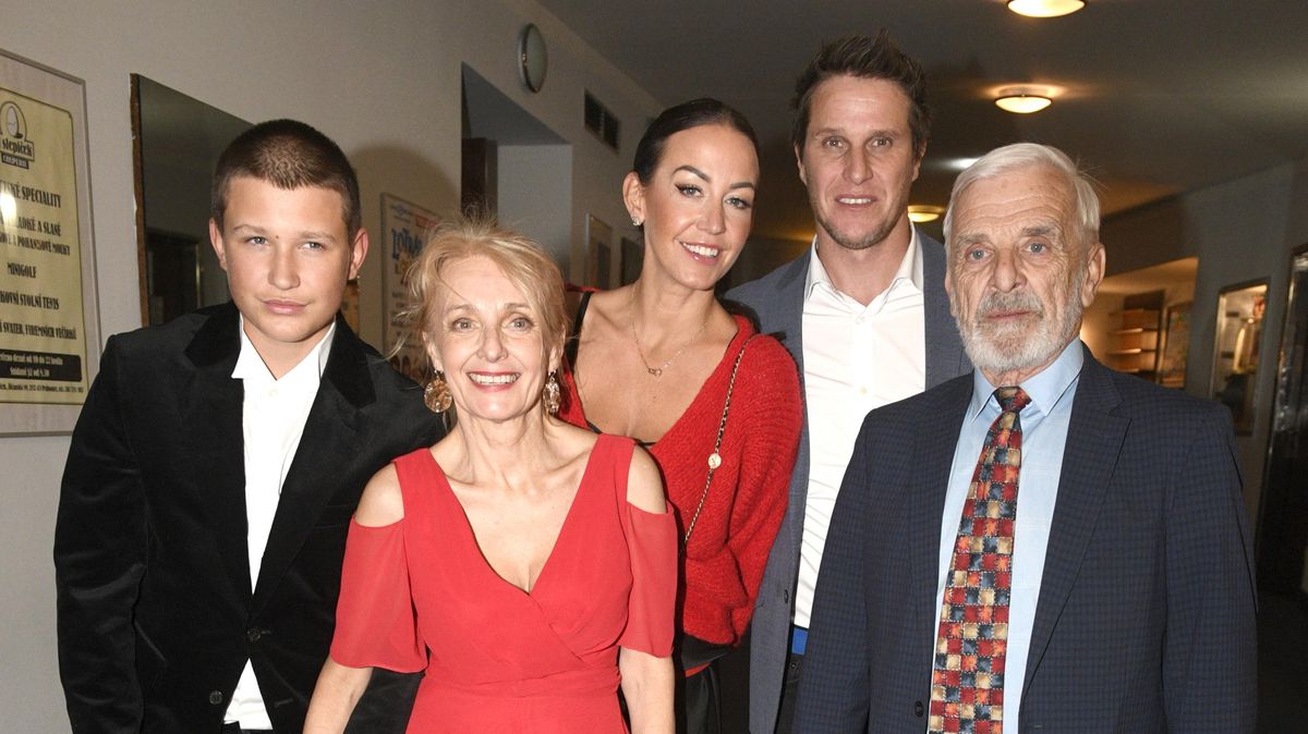 Hujerovi na premiéře: Veronika Žilková měla v divadle kromě Agáty i svého bratra a Ivana Hubače s celou rodinou