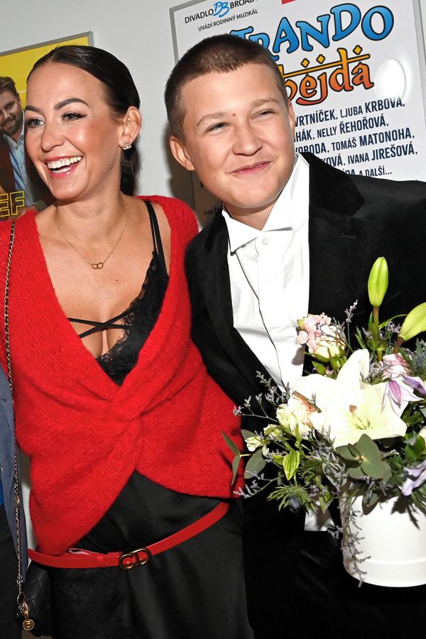 Syn Agáty Hanychové slaví 15: Archivní fotky z porodnice a účet ze slavného baru. Zapít Kryšpína stálo pořádný balík!  - fotka 1/1