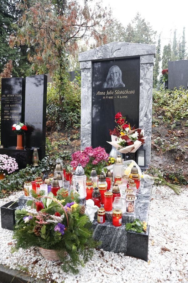 Hrob Aničky Slováčkové stihli dokončit před Dušičkami. Je obsypaný svíčkami - fotka 1/1