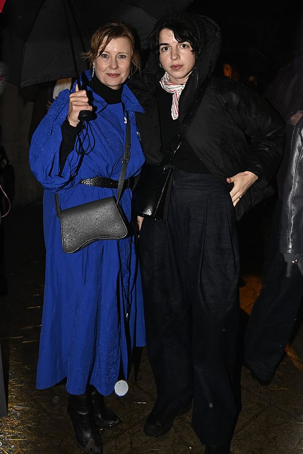 Tohle někdo šeredně odmarodí: Schneiderová, Formanová nebo Kotková mrzly v dešti na módní show. Deštníky a holiny nutné! - fotka 1/1