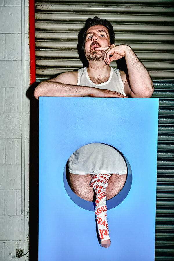 Muž s největším penisem sdílel bizarní fotku své 37 cm dlouhé chlouby: Pozor, křehké, smál se. Má ho „až po kolena“ - fotka 1/1