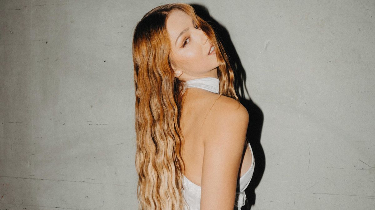 Než vyběhla na pódium, pózovala skoro jako modelka. Dcera Dary Rolins to v zákulisí rozjela. Kočka jako maminka!