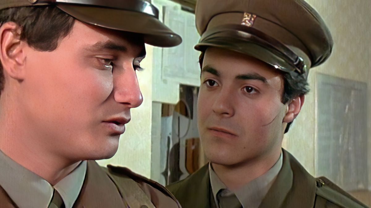 Sláva i předčasná úmrtí, láska na place i mimo něj. Seriál z vojenského prostředí baví téměř čtyřicet let