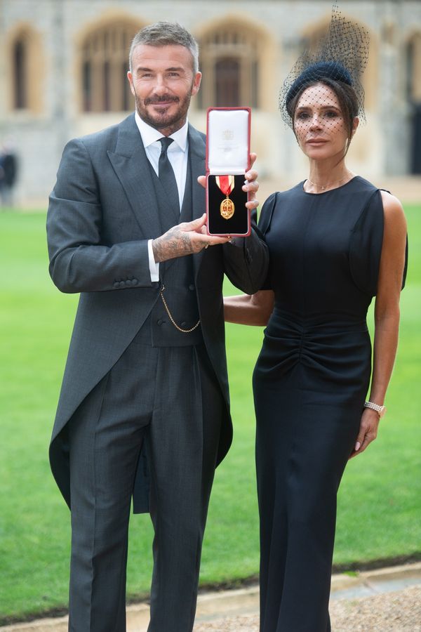 David Beckham byl konečně pasován na rytíře, z Victorie je lady. Takový výsměch ale určitě nečekala  - fotka 1/1