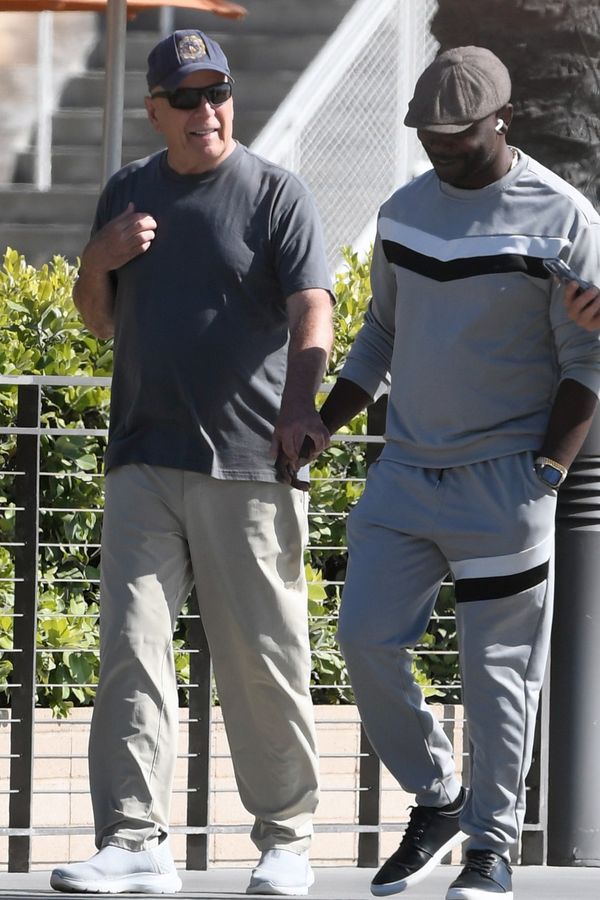 Nemocný Bruce Willis po delší době na veřejnosti. Vyšel si na procházku a za ruku ho držel pečovatel - fotka 1/1