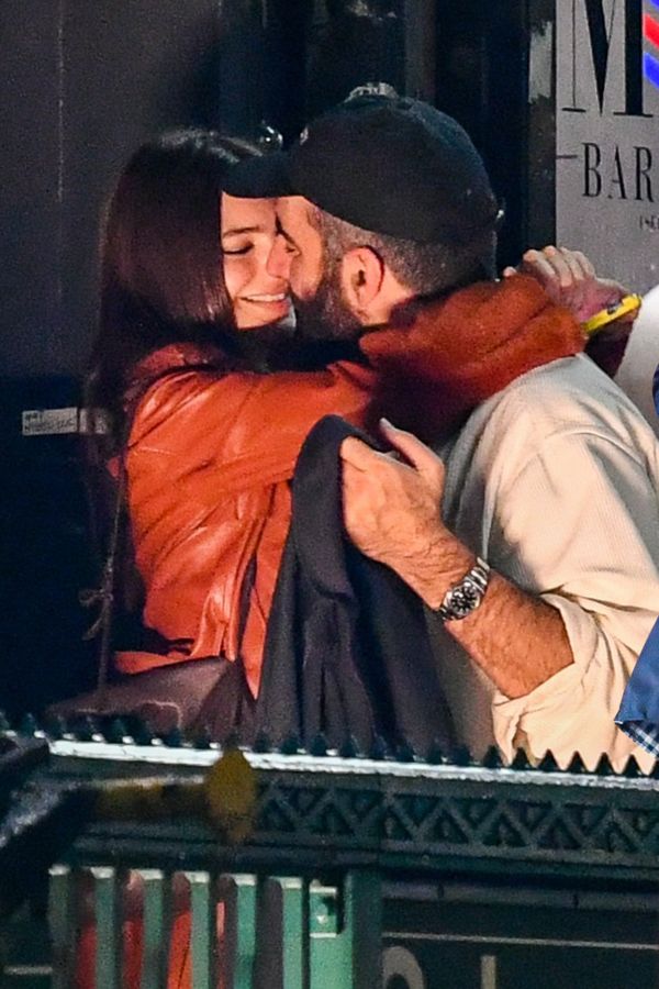 Kyselý výraz i Butler jsou pasé: Emily Ratajkowski cukříčkovala na rande s režisérem. Líbačka nechyběla - fotka 1/1