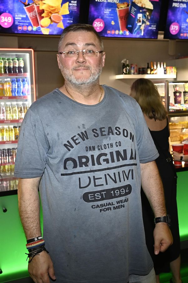 Jeho hlasem mluví Brandon z Beverly Hills či Bobík ze Čtyřlístku. Která sprostá animovaná postava už na něj byla moc? - fotka 1/1