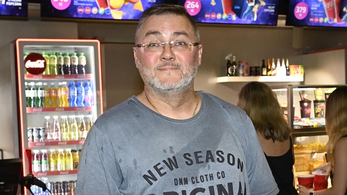 Jeho hlasem mluví Brandon z Beverly Hills či Bobík ze Čtyřlístku. Která sprostá animovaná postava už na něj byla moc?