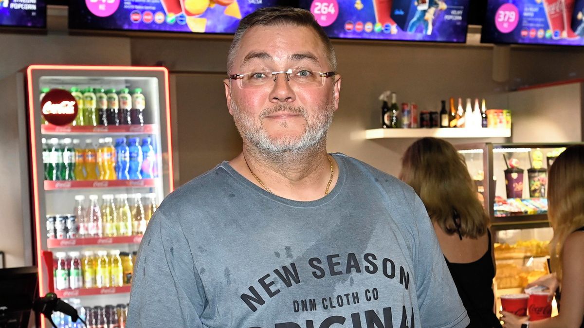 Jeho hlasem mluví Brandon z Beverly Hills či Bobík ze Čtyřlístku. Která sprostá animovaná postava už na něj byla moc?