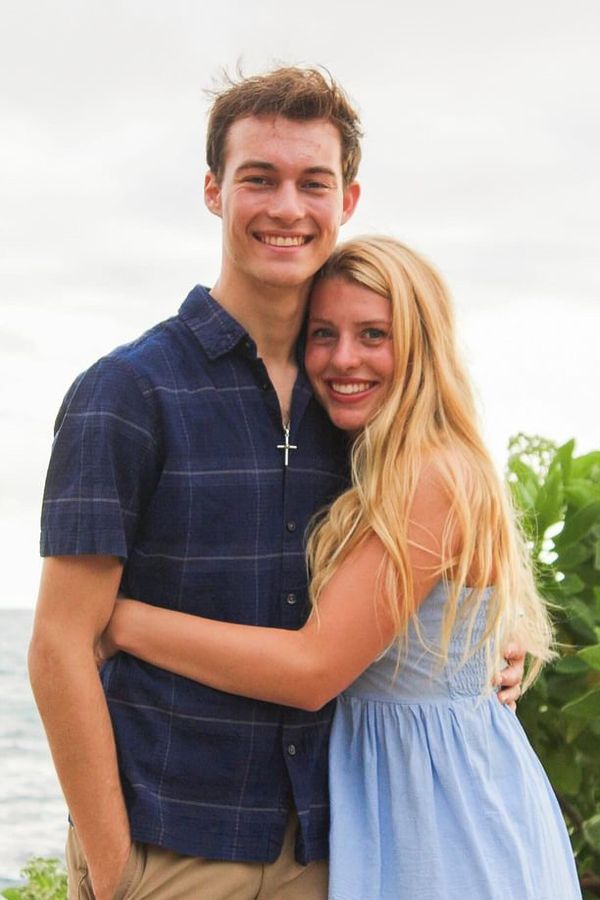 „Nikdy jsme se nelíbali,“ přiznala nevěsta, která si první polibek s partnerem dala až u oltáře. Mrkněte, jak vypadal - fotka 1/1