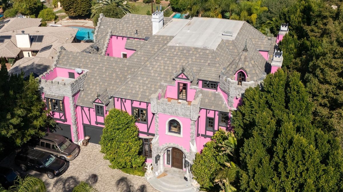 V nejrůžovějším ‚království‘ v celém Los Angeles nebydlí Paris Hilton, ale jeden drsný hudebník. Tipnete si kdo?