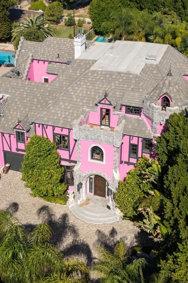 V nejrůžovějším ‚království‘ v celém Los Angeles nebydlí Paris Hilton, ale jeden drsný hudebník. Tipnete si kdo? - fotka 1/1