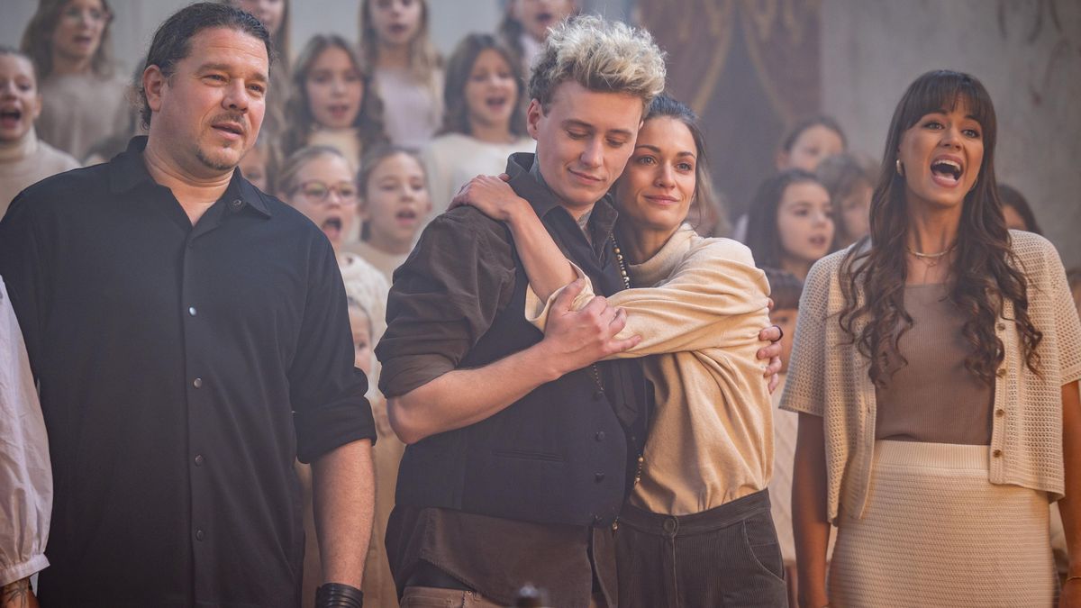 Z holohlavého padesátníka přesedlala na potetovaného mladíčka: Ke komu má blízko krásná ex Hynka Čermáka? Máme foto