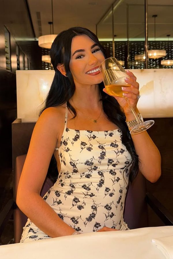 Známá influencerka předstírala, že má rakovinu žaludku. Dokonce si nechala založit sbírku. Teď se s pláčem omluvila  - fotka 1/1