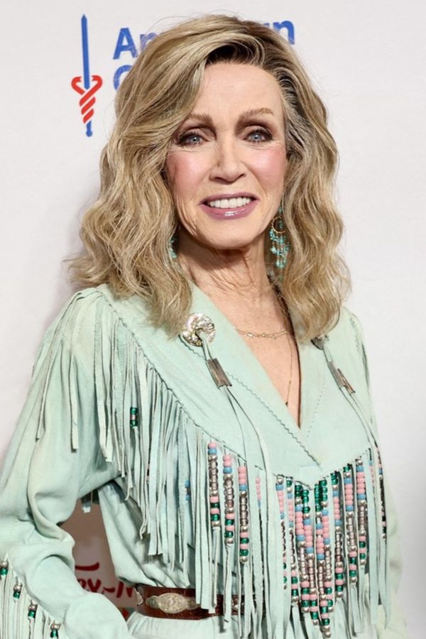 Šílený stalker utekl z vězení přímo za ní, policie ho musela zastřelit. Herečka (84) odhání nápadníky smetákem dodnes! - fotka 1/1