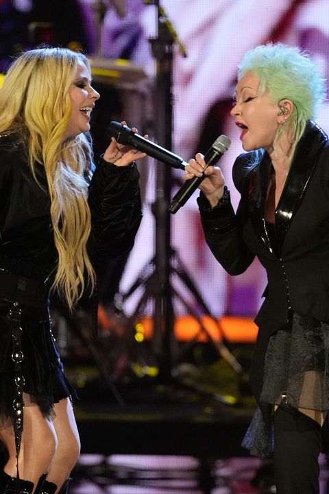 Mini a zelené háro: Cyndi Lauper (72) to s Avril Lavigne rozjela jako zamlada. Falešné tóny nikdo neřešil