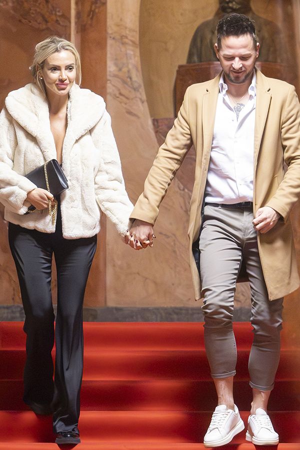 Tajné fotky ruku v ruce pod rouškou tmy: Bobina v kině ukázala nejen obří dekolt, ale i pánskou společnost. Nebyla sama! - fotka 1/1