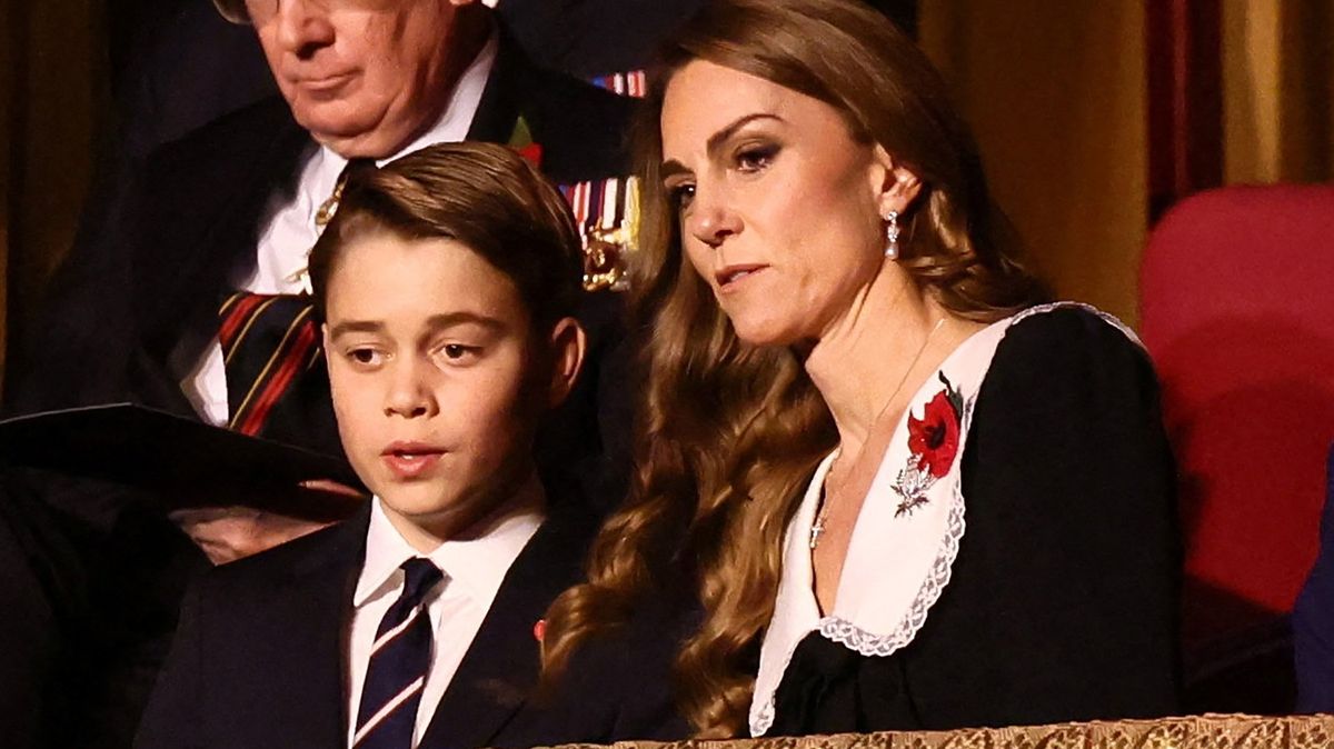 Princ George (12) hvězdou velké vzpomínkové akce: Vypadá tak dospěle, žasli lidé. Zaujaly i šaty princezny Kate