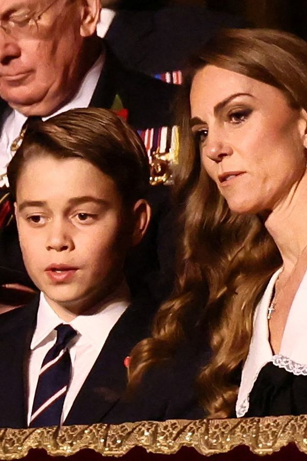 Princ George (12) hvězdou velké vzpomínkové akce: Vypadá tak dospěle, žasli lidé. Zaujaly i šaty princezny Kate - fotka 1/1