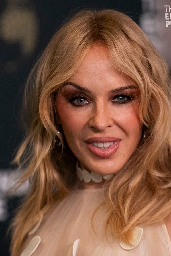 Kylie Minogue je pořád kost! Na prince Williama vytasila svůdné pohledy a sexy nohy v mini  - fotka 1/1