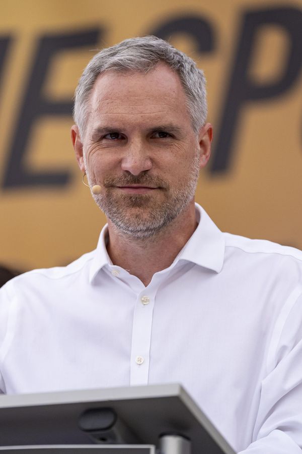 Zdeněk Hřib se kvůli Suchánkovi nazval plebsem: Staví vilu za desítky milionů, vydělává balík a má auto s řidičem - fotka 1/1