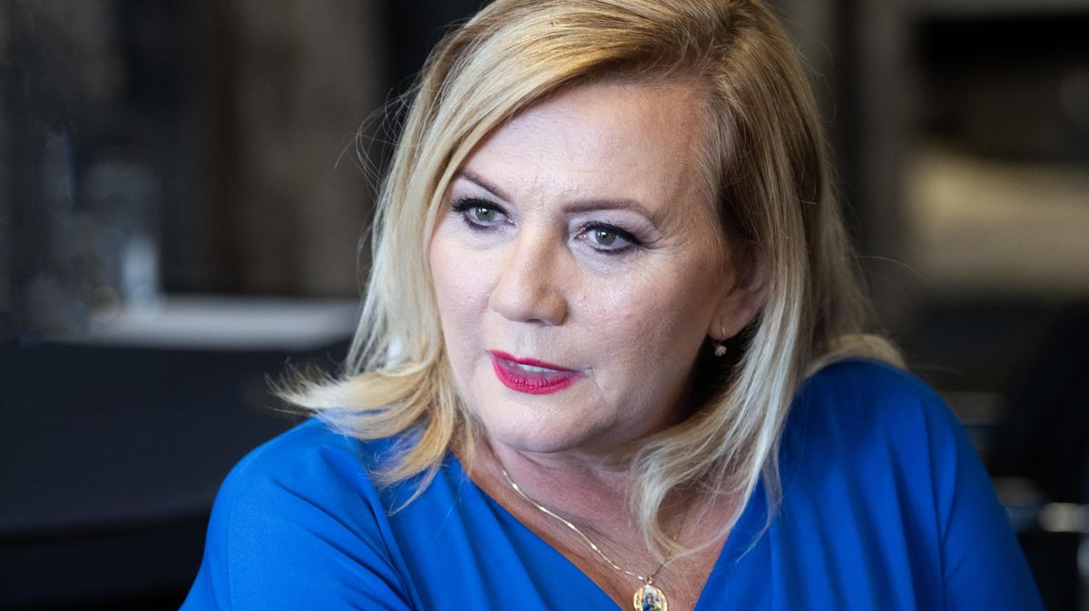 Se skleničkou mě (ne)vyfotíte: Rozjetá Alena Schillerová zase řádila s vínem v ruce. Taťána Malá má na ni špatný vliv