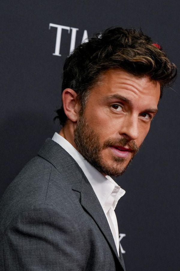 People vyhlásil nejvíc sexy muže světa 2025: Je to gay, ale z jeho pohledu půjdou do kolen i dámy - fotka 1/1