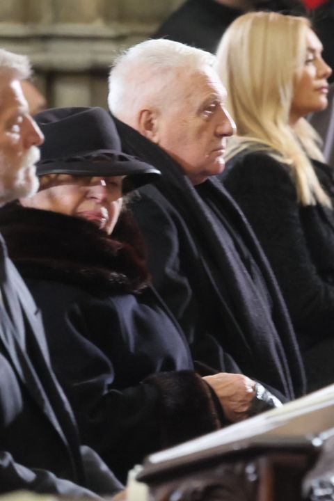 Politici, prezidenti i Bohdalová na pohřbu kardinála Duky v popředí a vedle nich? Taťána Kuchařová