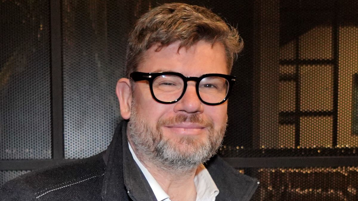 Roztomilost sama: Dcera Jiřího Pospíšila žvatlala u tatínka přímo v televizním studiu. Chůvu prý nepotřebuje