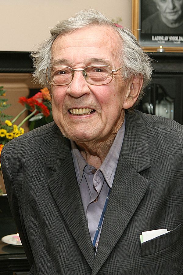 Osm jazyků nestačilo, naučil se ještě esperanto. Hvězda trilogie Slunce, seno zemřela po pádu do orchestřiště - fotka 1/1