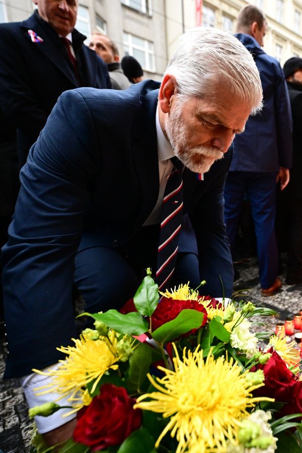 Babiše a Turka na Národní třídě vypískali, prezidentu Pavlovi tleskali. I letos dorazil bez první dámy! - fotka 1/1