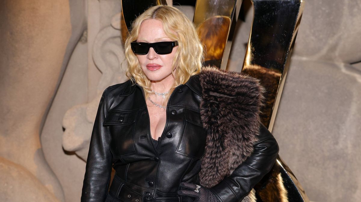 Nohy do praku, cigárko a prosvítající bradavky: Madonna ukázala světu všechno. Už zase