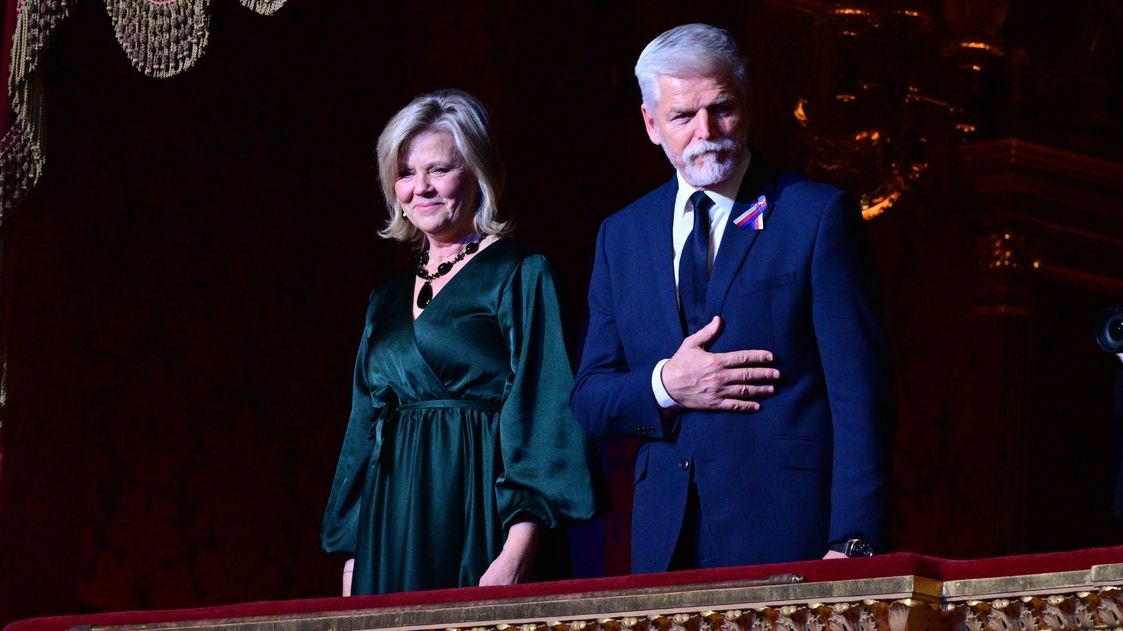 První dáma Eva Pavlová oslnila po boku prezidenta: Na Národní třídě ještě chyběla, večer v Národním divadle už ne