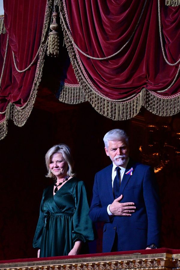 První dáma Eva Pavlová oslnila po boku prezidenta: Na Národní třídě ještě chyběla, večer v Národním divadle už ne - fotka 1/1