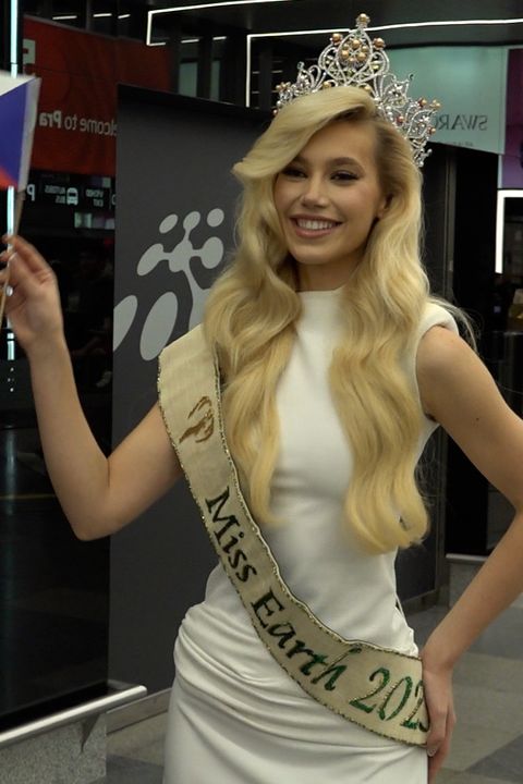 Nová nejkrásnější žena světa je zpátky v Praze! Jak se vám Češka Natálie Puškinová s korunkou Miss Earth líbí?