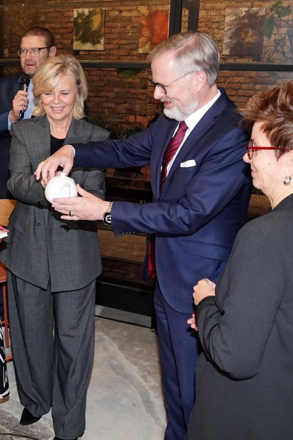 Křest knihy Markéty Pekarové Adamové přilákal davy, hosté se málem nevešli: Premiér Fiala neskrýval své dojetí - fotka 1/1