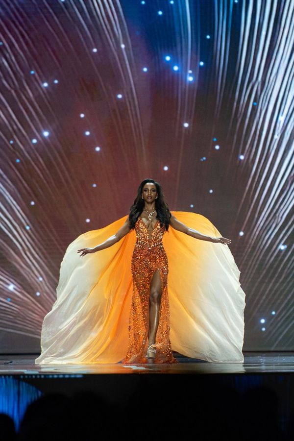 Stačil jeden chybný krok: Krásná Miss Jamajka se zřítila z pódia, odnesli ji na nosítkách! Záběry obletěly svět - fotka 1/1