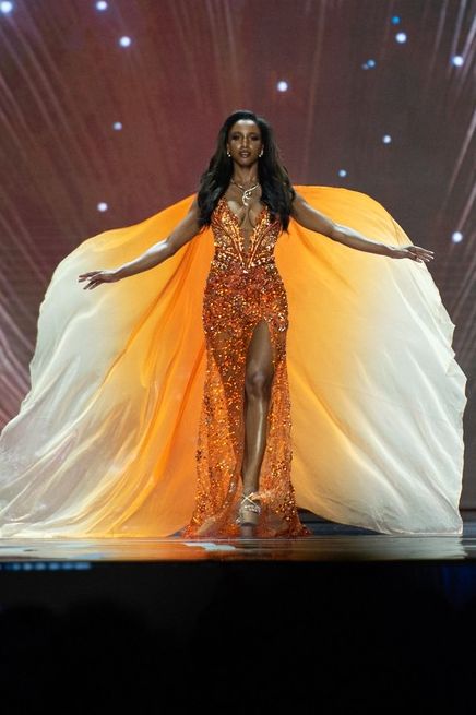 Stačil jeden chybný krok: Krásná Miss Jamajka se zřítila z pódia, odnesli ji na nosítkách! Záběry obletěly svět - fotka 1/1