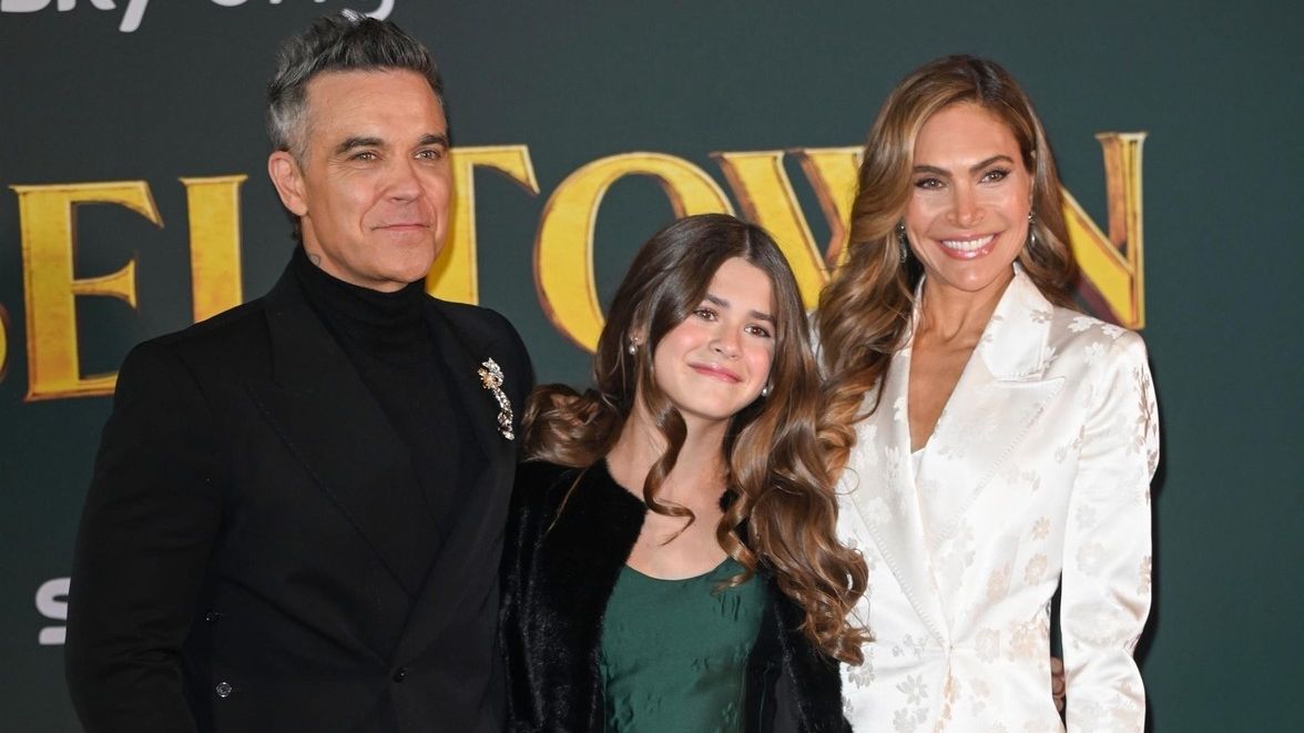 Robbie Williams hrdý jako nikdy: Jeho roztomilá dcera Teddy zazářila na premiéře filmu, v němž hraje