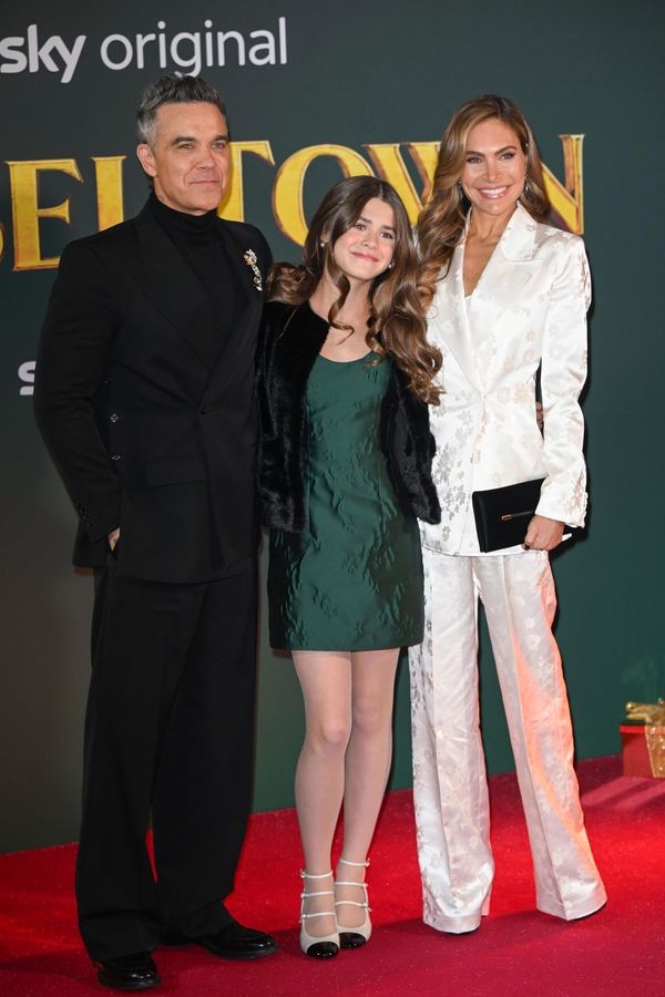 Robbie Williams hrdý jako nikdy: Jeho roztomilá dcera Teddy zazářila na premiéře filmu, v němž hraje - fotka 1/1