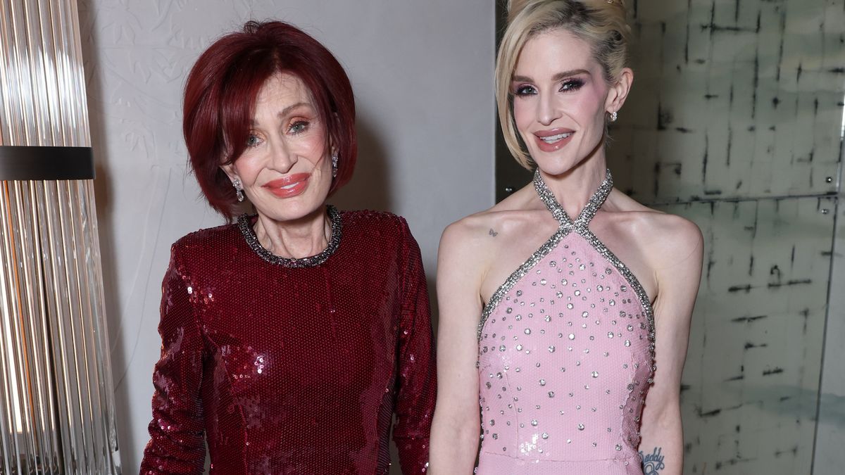 Trčící kosti a strnulé úsměvy: Sharon a Kelly Osbourne se doslova ztrácejí před očima!